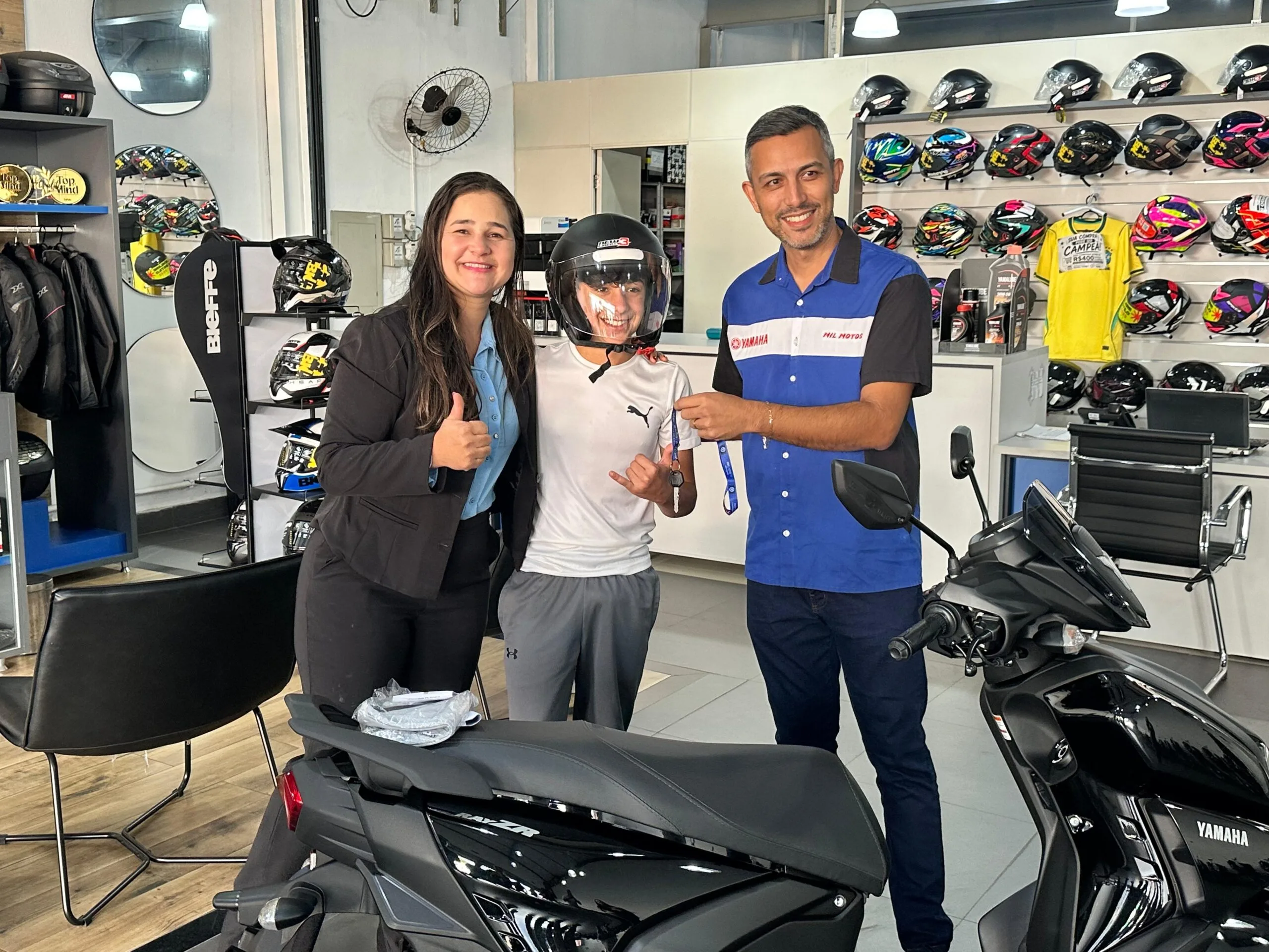 Adolescente sorteado em concurso realizado durante cavalgada recebe motocicleta 0 km