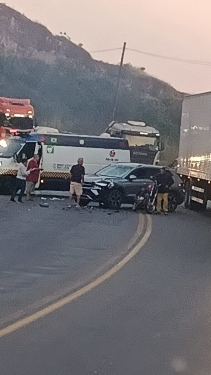 Acidente entre carro e moto provoca lentidão na BR-381 em Sabará