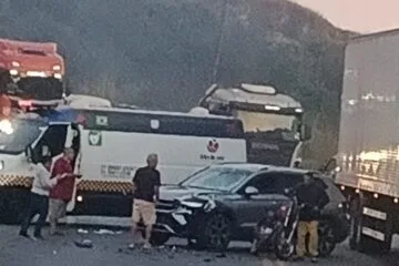 Acidente entre carro e moto provoca lentidão na BR-381 em Sabará