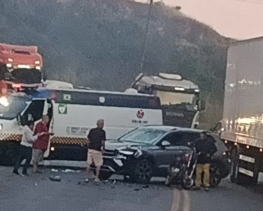 Acidente entre carro e moto provoca lentidão na BR-381 em Sabará
