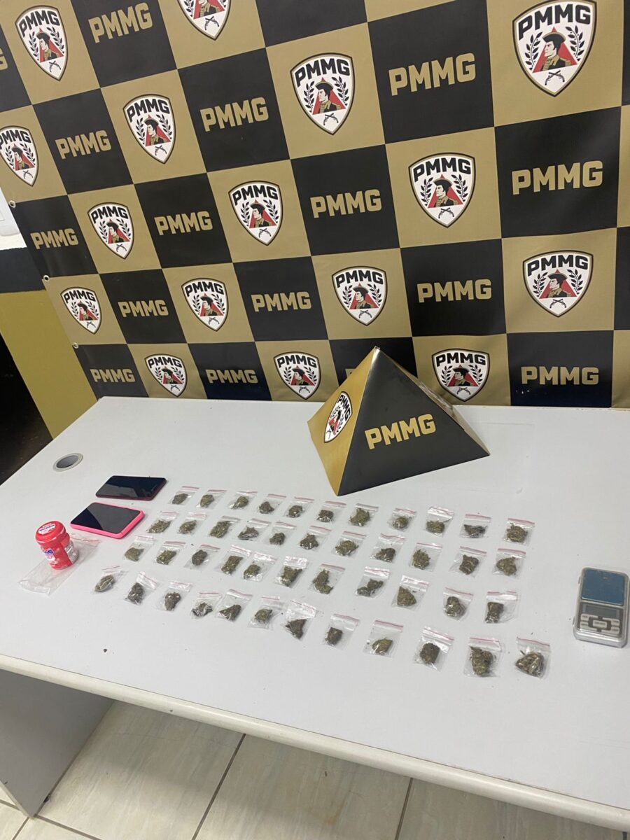 Jovem é preso com buchas de maconha e balança de precisão no bairro Fênix, em Itabira
