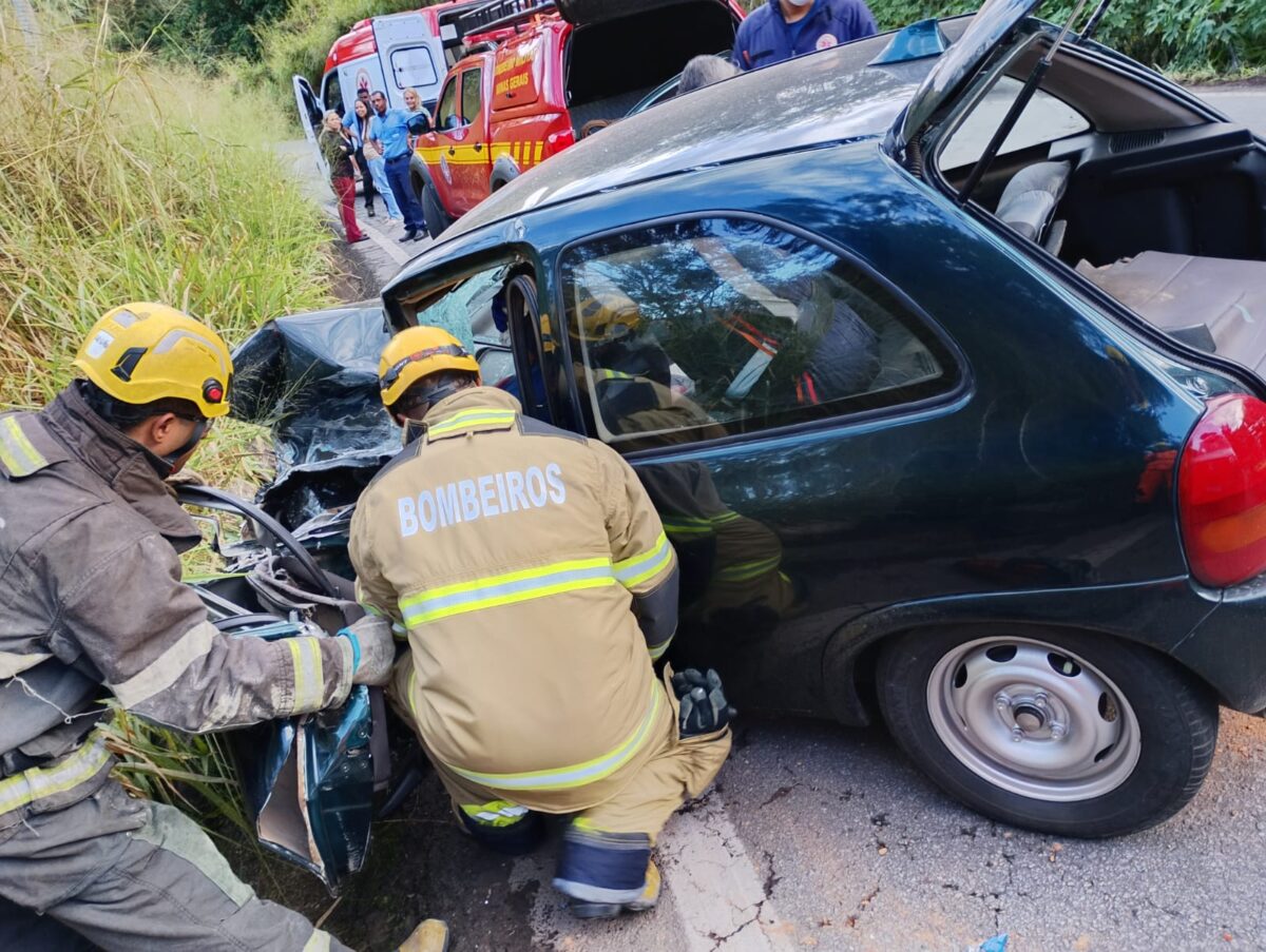 Motorista fica preso às ferragens após acidente na MG-129, entre Itabira e Nova Era