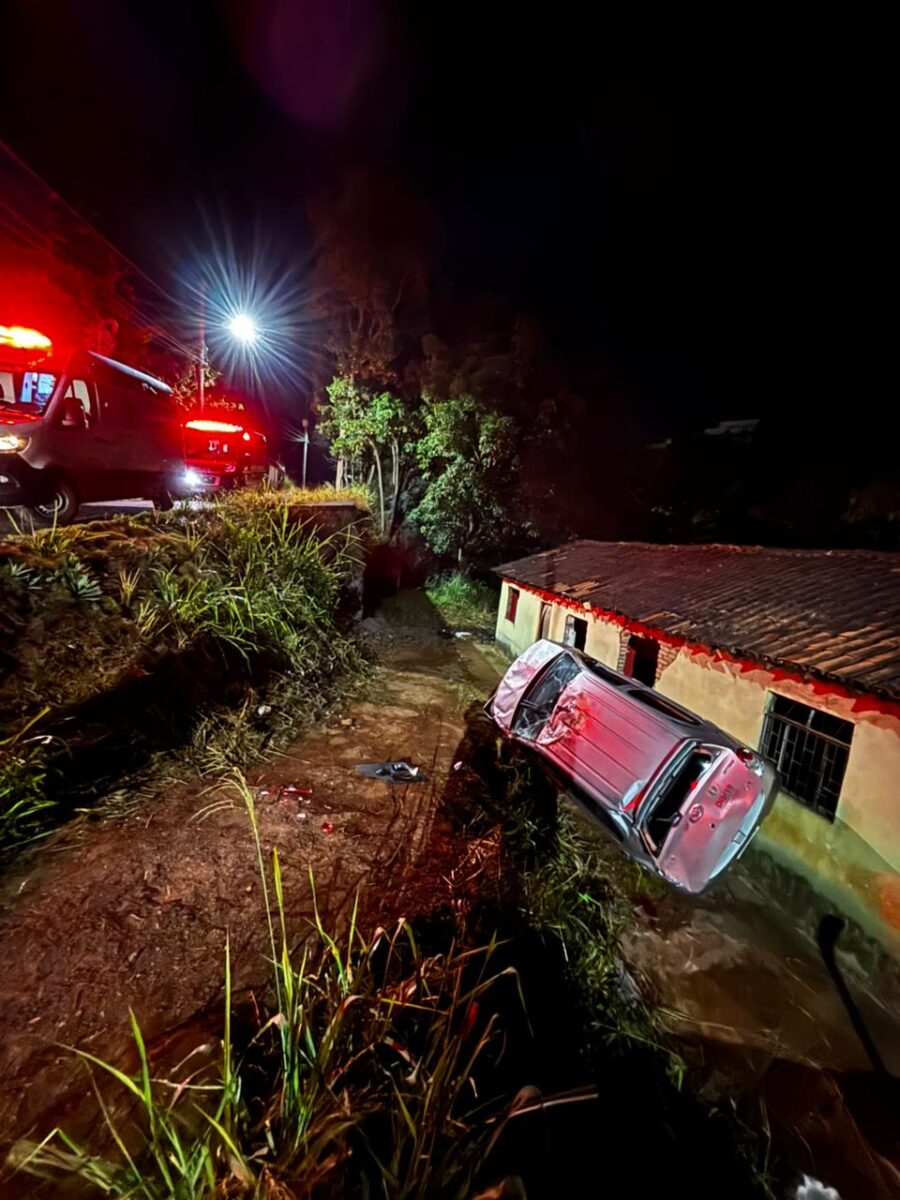 Motorista perde controle da direção e carro capota em barranco no bairro Belmonte, em João Monlevade