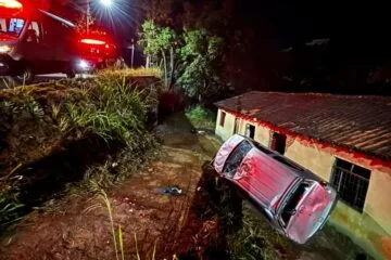 Motorista perde controle da direção e carro capota em barranco no bairro Belmonte, em João Monlevade