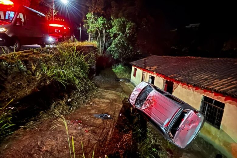 Motorista perde controle da direção e carro capota em barranco no bairro Belmonte, em João Monlevade