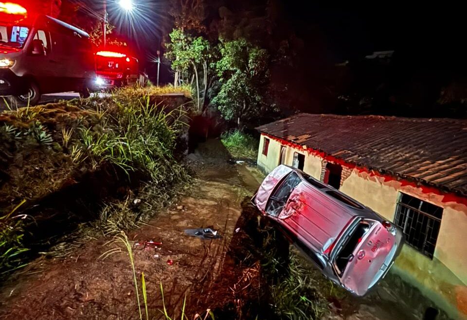 Motorista perde controle da direção e carro capota em barranco no bairro Belmonte, em João Monlevade