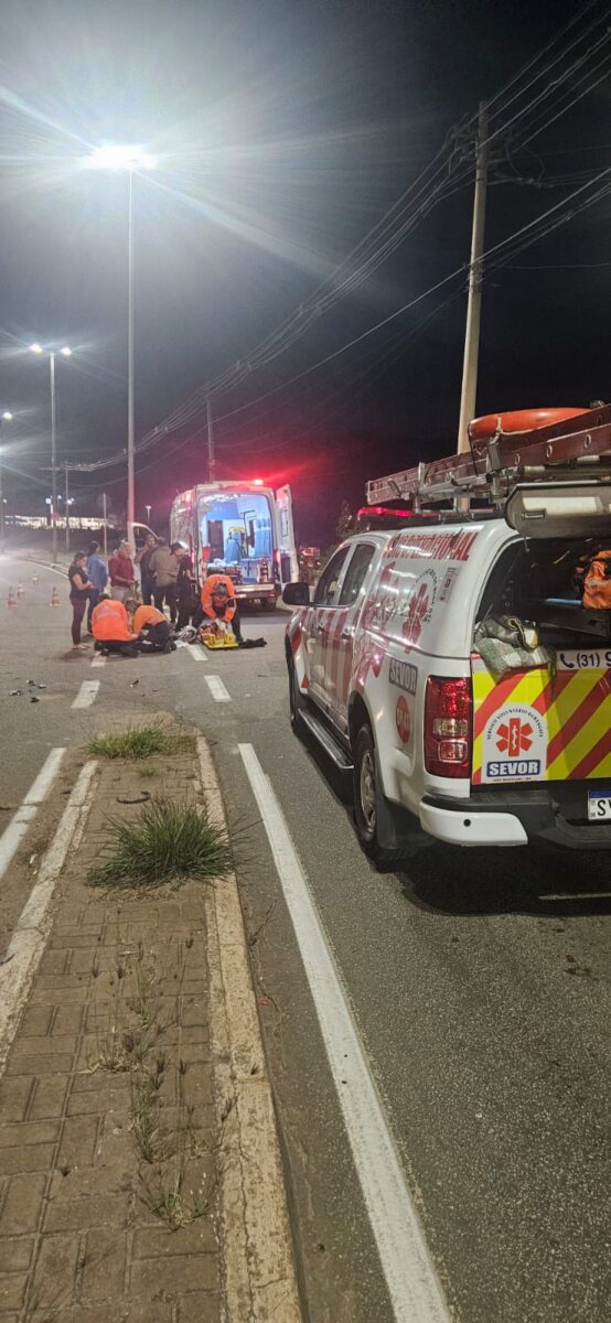 Motociclista fica ferido após acidente entre carro e moto no bairro Aclimação, em João Monlevade