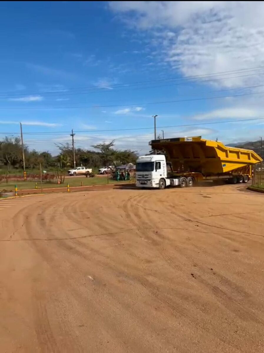Transporte de báscula deixa trânsito lento e causa retenções nas rodovias no entorno de Itabira