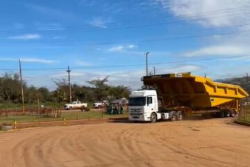 Transporte de báscula deixa trânsito lento e causa retenções nas rodovias no entorno de Itabira