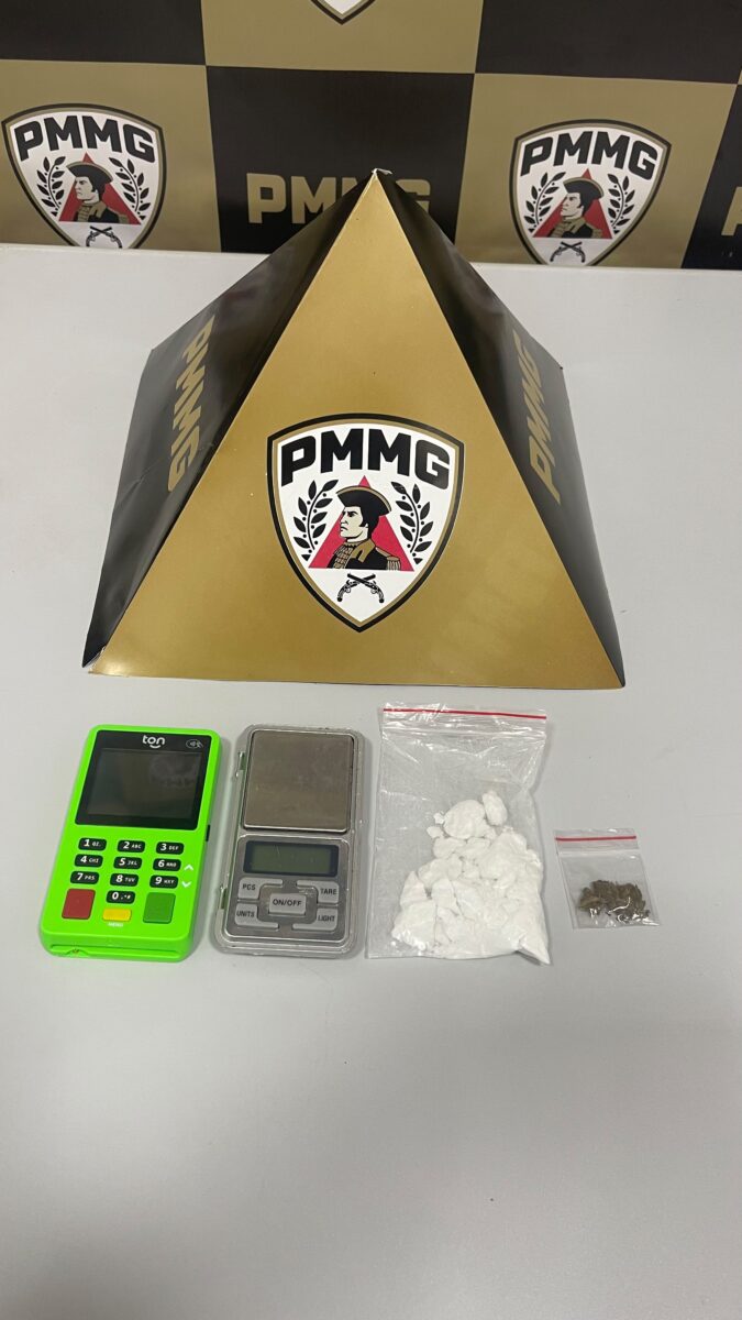 Polícia Militar apreende drogas e materiais ligados ao tráfico no Jardim das Oliveiras, em Itabira