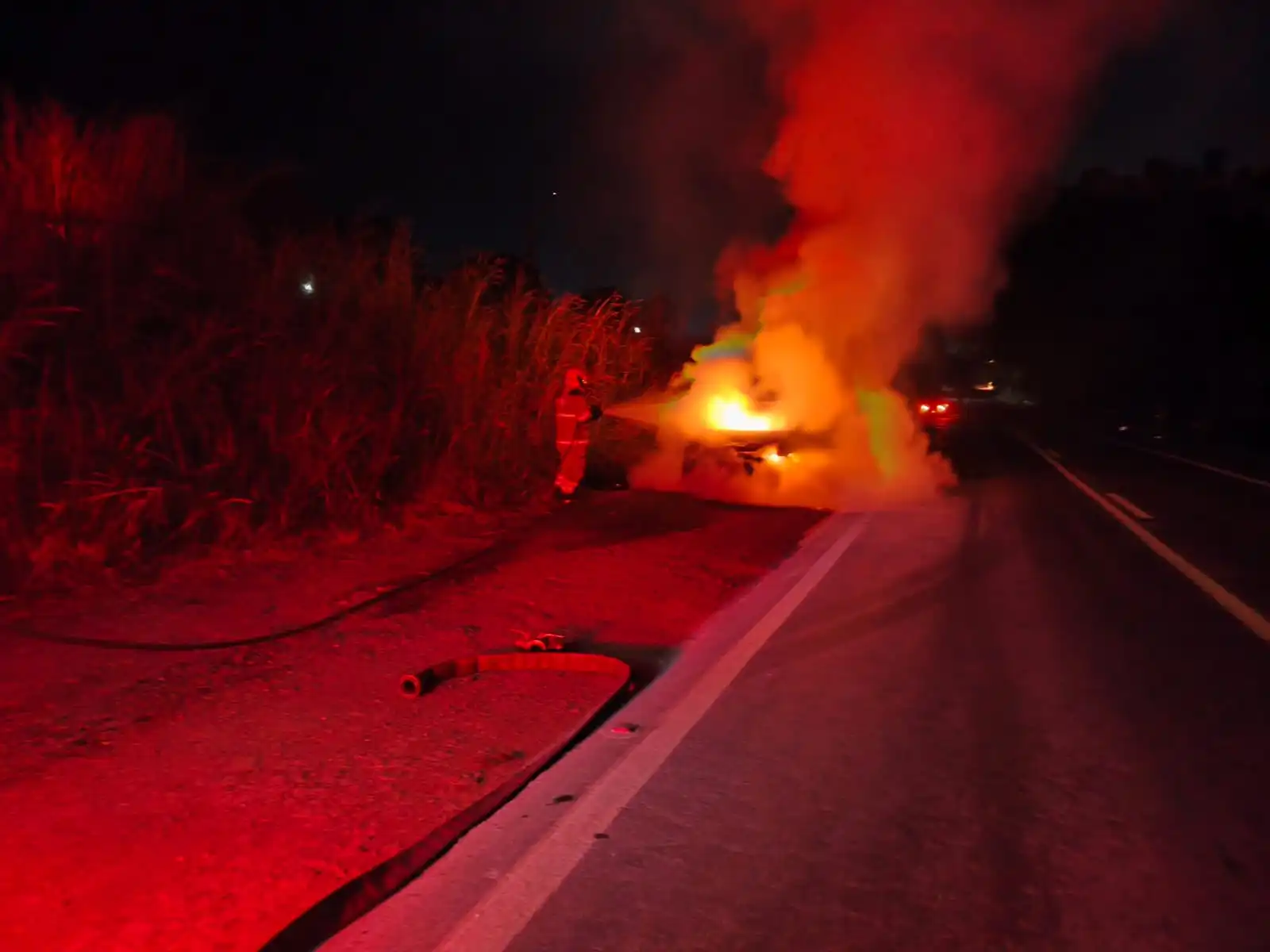 Motorista percebe fogo no motor, encosta veículo e salva filhos antes de carro ser tomado pelas chamas na BR-265, em Lavras