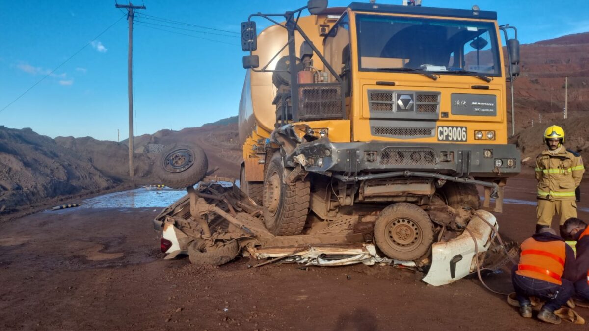 Caminhão-pipa desgovernado atinge caminhonete e mata trabalhador na Mina Casa de Pedra, em Congonhas