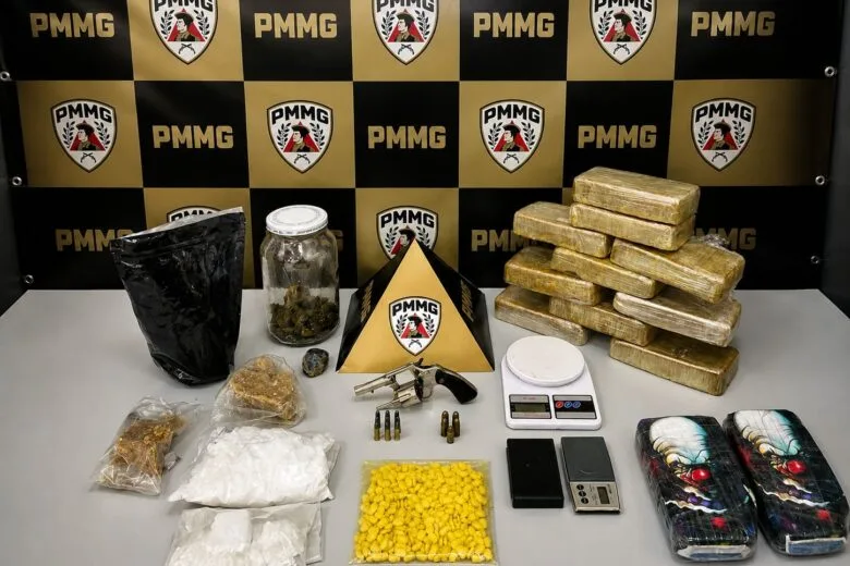 PM localiza laboratório clandestino de drogas em Itabira e apreende entorpecentes, arma e munições
