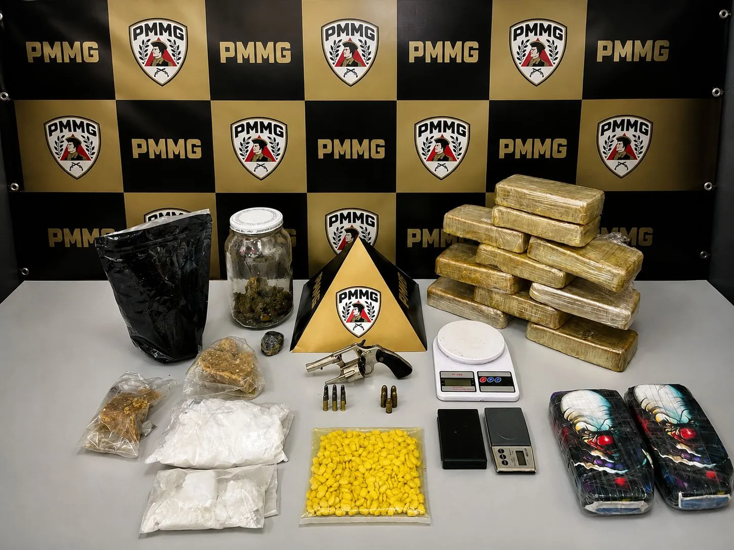 PM localiza laboratório clandestino de drogas em Itabira e apreende entorpecentes, arma e munições