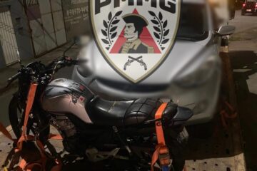 Condutor sem habilitação foge da PM, perde controle da moto e tem veículo apreendido em Itabira
