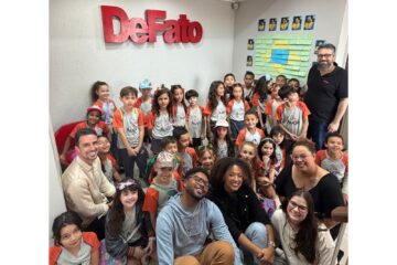 Alunos do Colégio Auge visitam redação do portal DeFato Online e conhecem bastidores do jornalismo