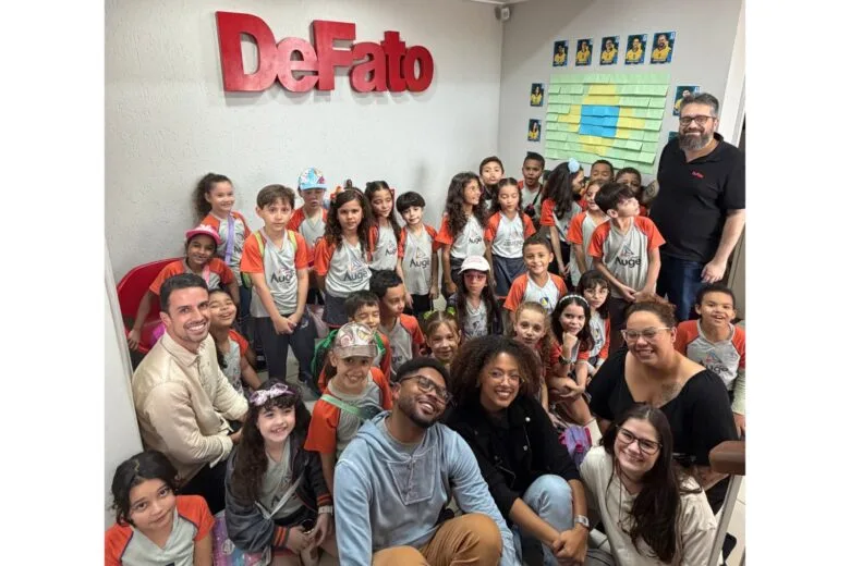 Alunos do Colégio Auge visitam redação do portal DeFato Online e conhecem bastidores do jornalismo