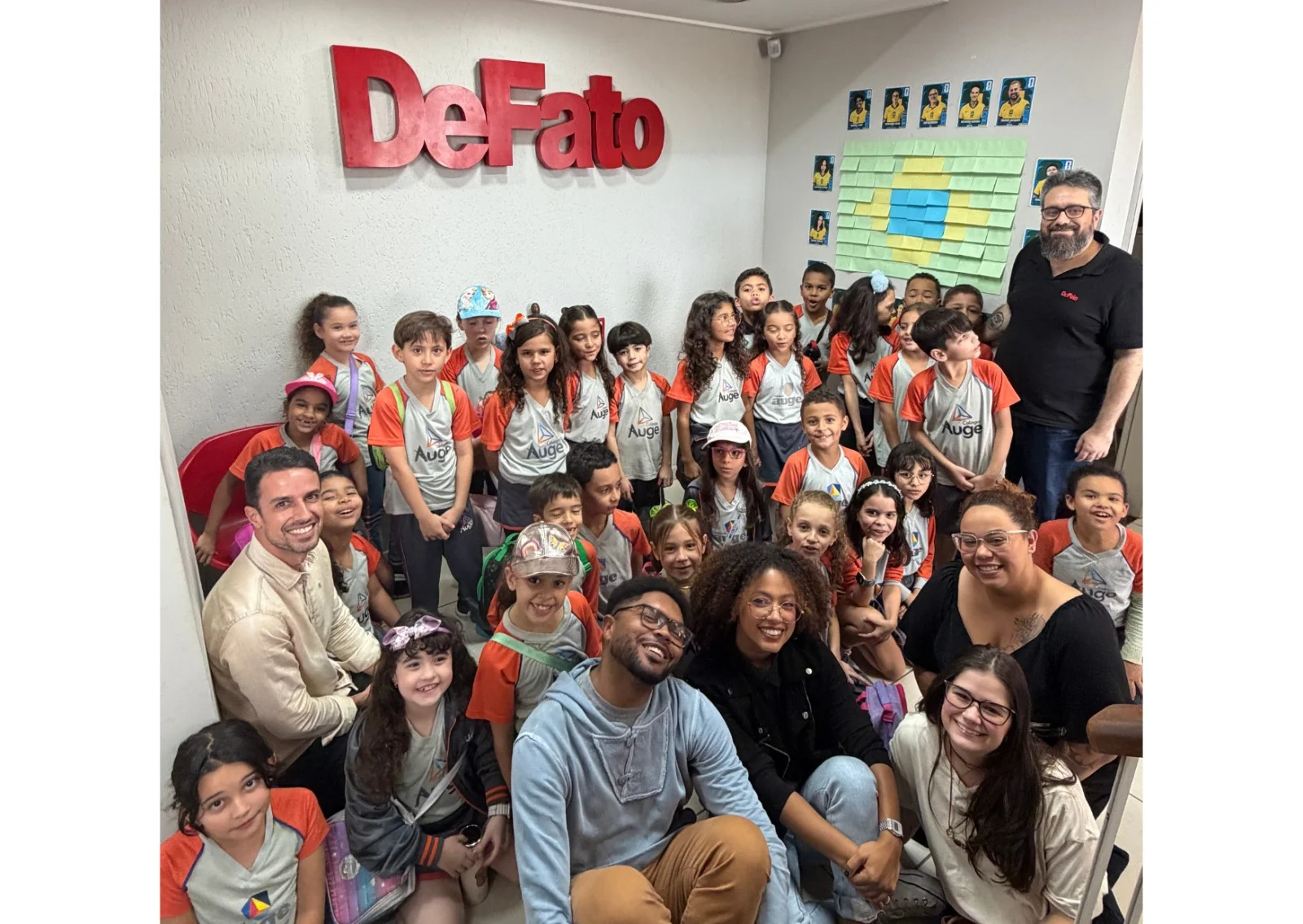 Alunos do Colégio Auge visitam redação do portal DeFato Online e conhecem bastidores do jornalismo