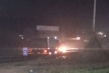 Acidente entre carreta e carro provoca interdição total da BR-381 em Bom Jesus do Amparo