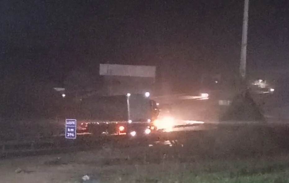 Acidente entre carreta e carro provoca interdição total da BR-381 em Bom Jesus do Amparo