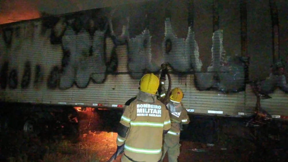Incêndio destrói carreta-baú estacionada em lote vago em João Monlevade