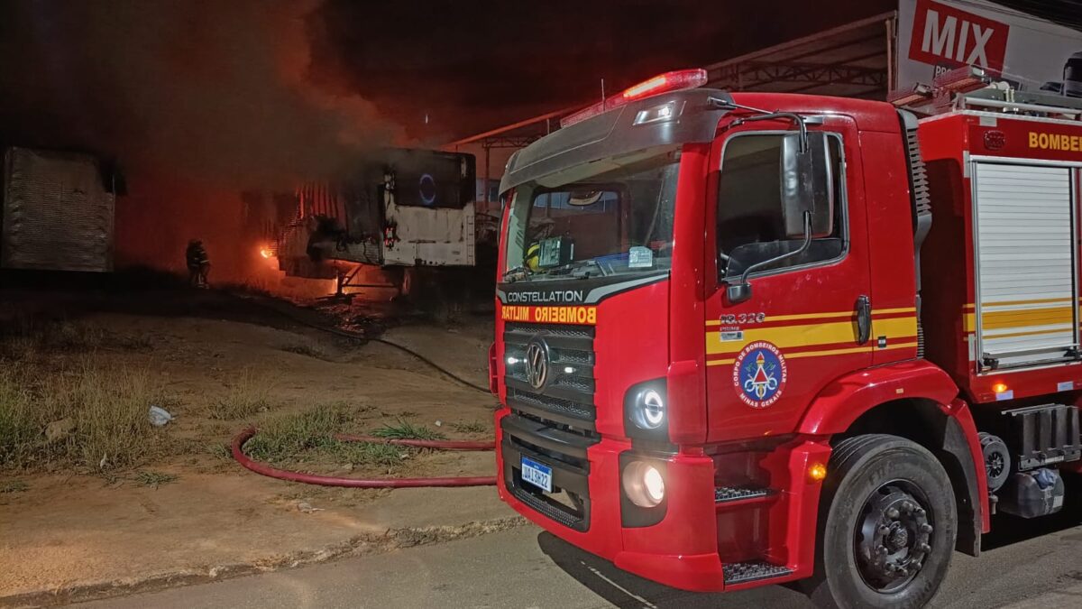Incêndio destrói carreta-baú estacionada em lote vago em João Monlevade