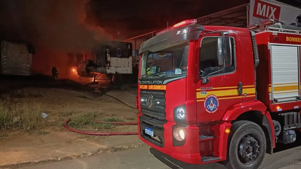 Incêndio destrói carreta-baú estacionada em lote vago em João Monlevade