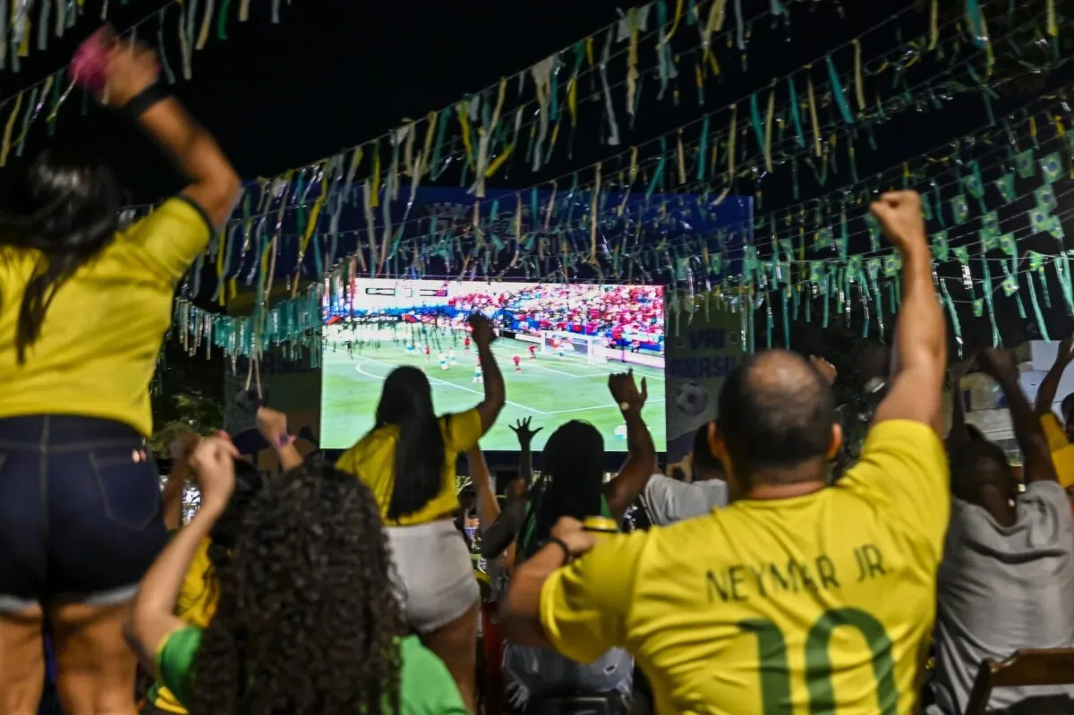 Itabira: transmissão do jogo entre Brasil e Japão promete reunir torcedores no projeto “Nossa Rua é Hexa”, no bairro Gabiroba