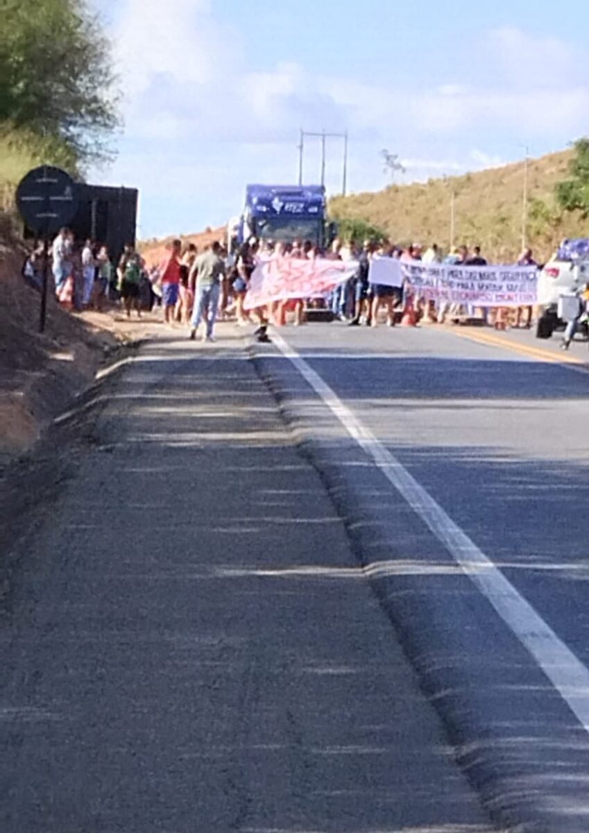 Moradores interditam BR-381 em Baguari e cobram medidas de segurança após morte de pedestre