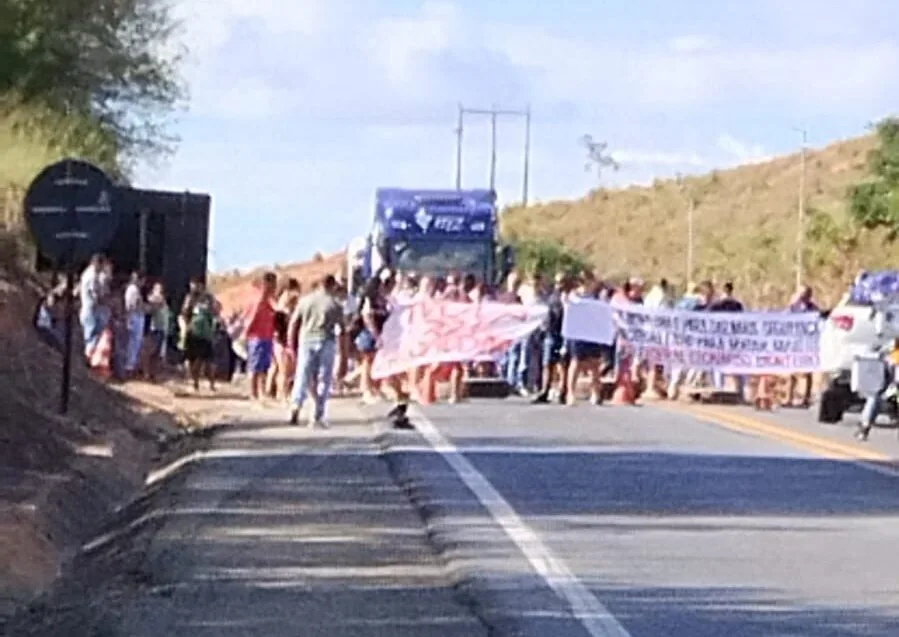 BR-381 é liberada após protesto em Baguari; concessionária negociou com manifestantes