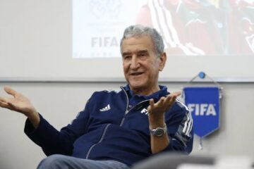 Carlos Alberto Parreira passa por cirurgia no Rio de Janeiro e segue internado