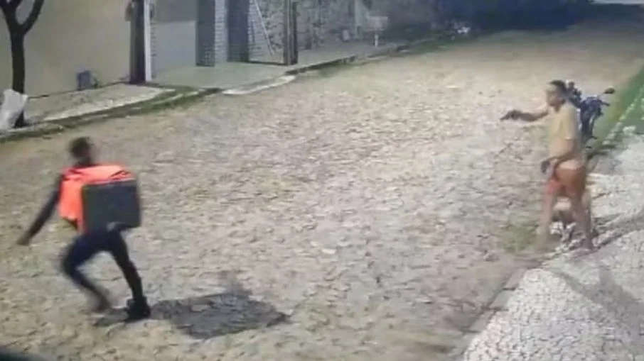 Sargento da PM atira contra motoboy que fazia entrega em condomínio de Fortaleza; caso será investigado