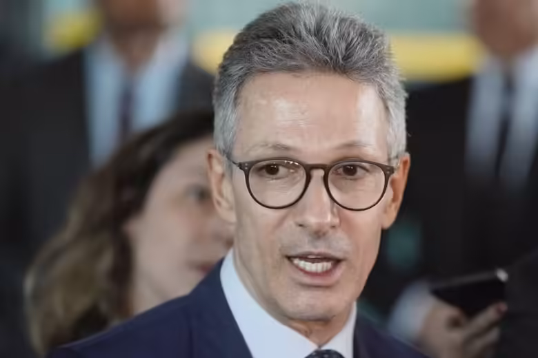 Zema propõe prêmio de R$ 5 mil para quem sair do Bolsa Família e conseguir carteira assinada