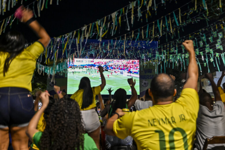 Transmissão da Seleção Brasileira reúne torcedores no projeto “Nossa Rua é Hexa” no bairro Pedreira