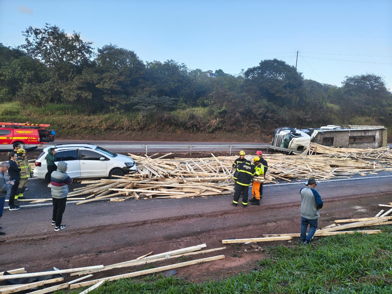 Grave acidente na Fernão Dias deixa um morto e mobiliza equipes de resgate em Itatiaiuçu