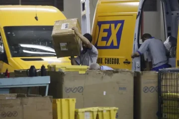 Crise nos Correios obriga carteiros a trabalharem de chinelos