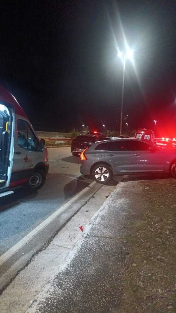 Ônibus perde controle e atinge seis veículos na MG-030
