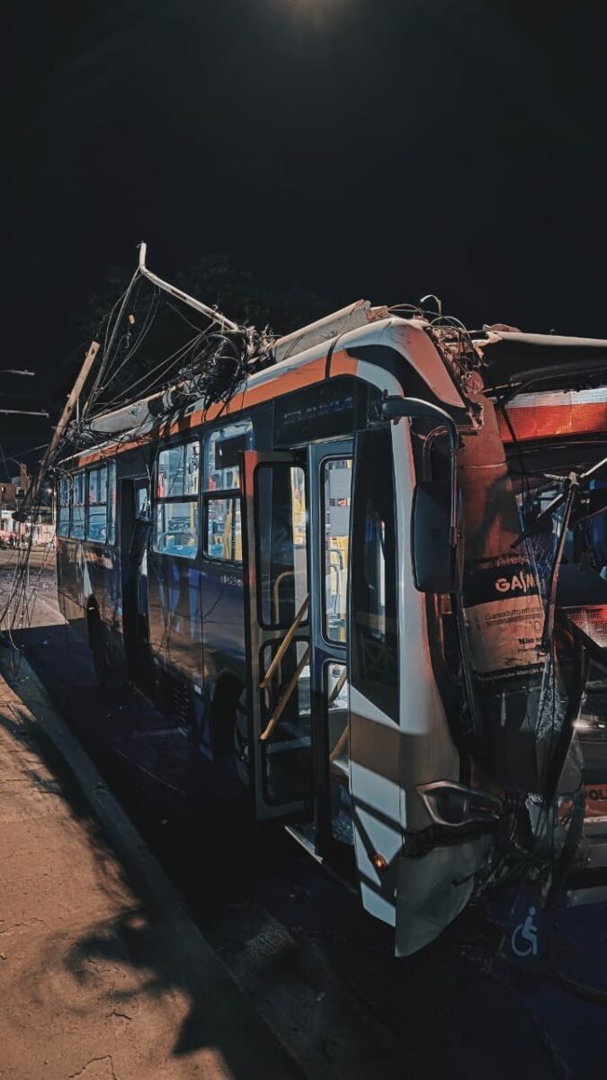 Ônibus desgovernado atinge carros e derruba poste na Avenida Amazonas em BH