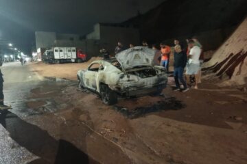 Camaro pega fogo e fica destruído em avenida de Timóteo