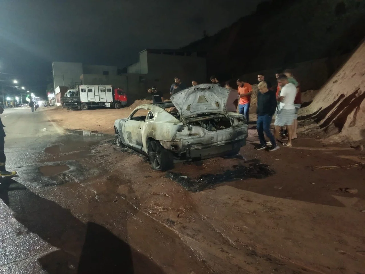 Camaro pega fogo e fica destruído em avenida de Timóteo