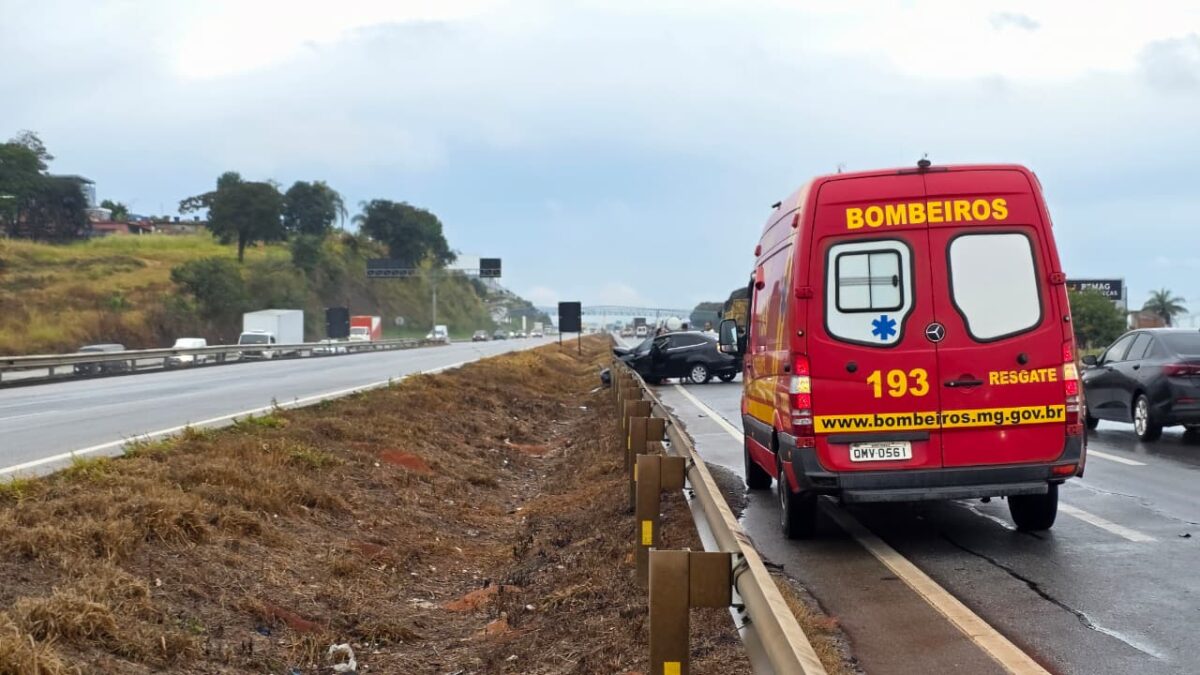 Carro roda na pista durante chuva e bate em caminhão-tanque na BR-262