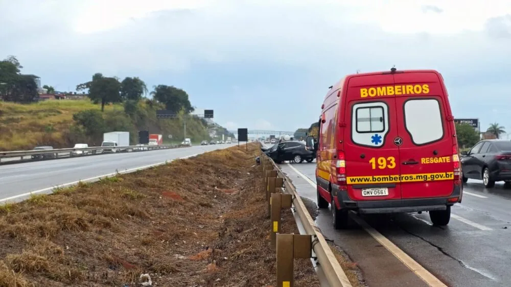 Carro roda na pista durante chuva e bate em caminhão-tanque na BR-262