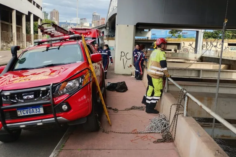 Homem cai de viaduto sobre o Ribeirão Arrudas em Belo Horizonte