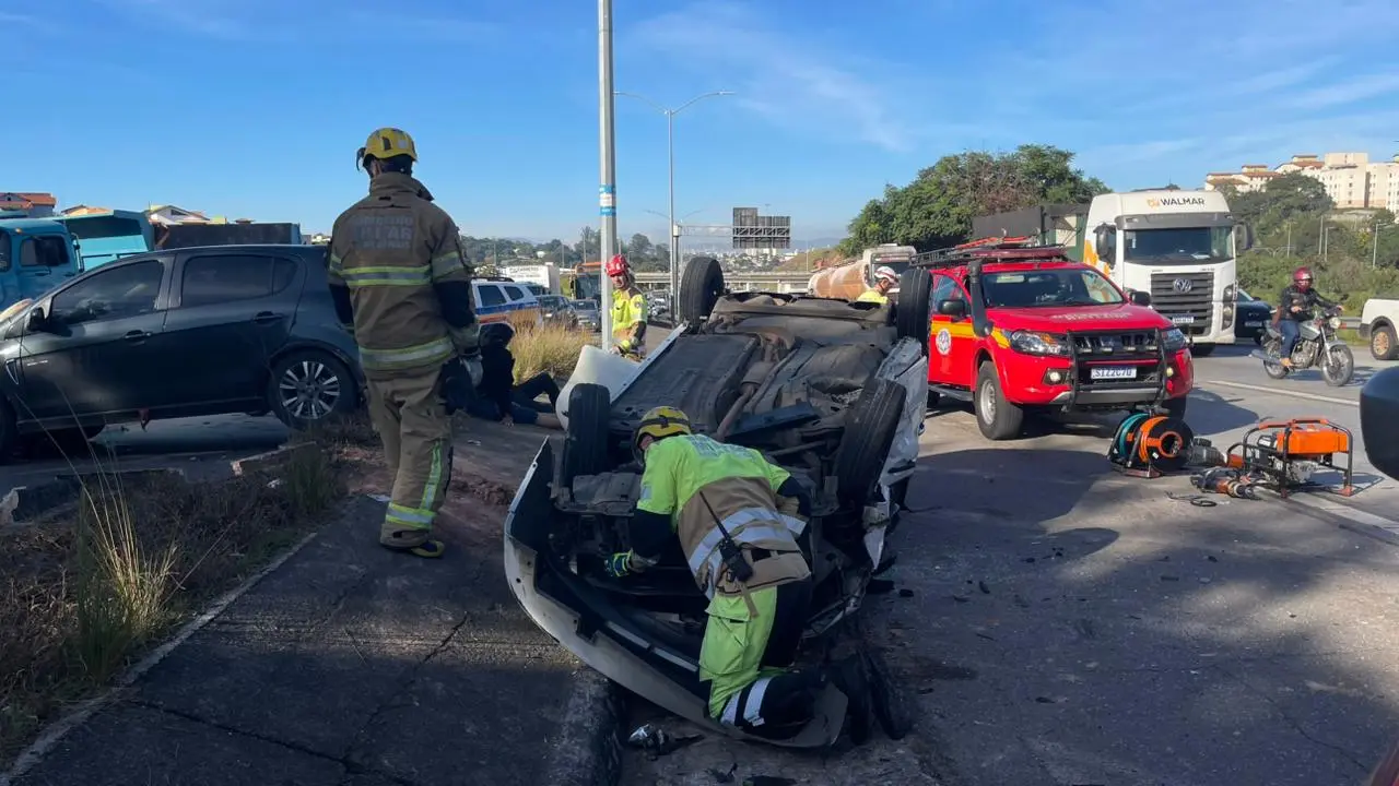 Carro de aplicativo capota após batida na MG-010 em BH