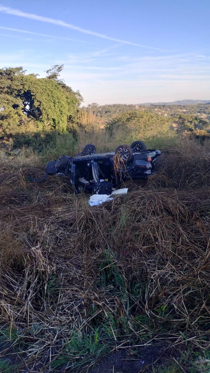 Duas pessoas ficam feridas após carro capotar na BR-040 em Sete Lagoas