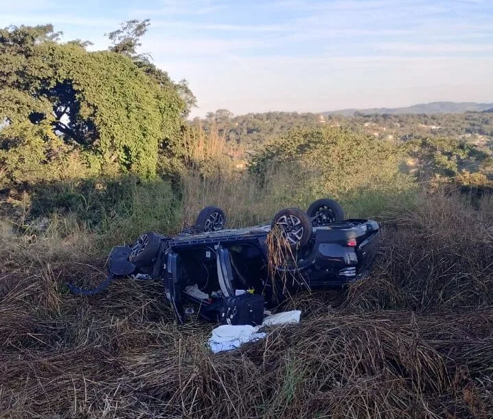 Duas pessoas ficam feridas após carro capotar na BR-040 em Sete Lagoas