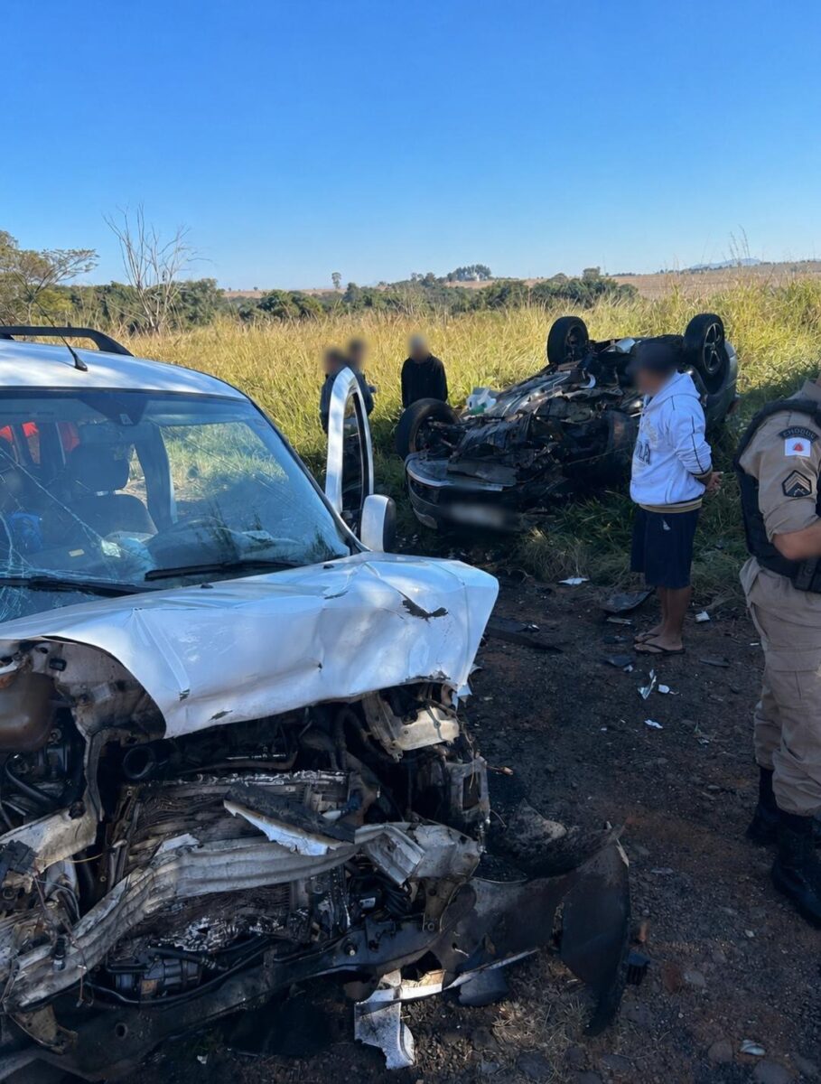 Colisão frontal entre dois carros deixa 11 pessoas feridas na MG-050