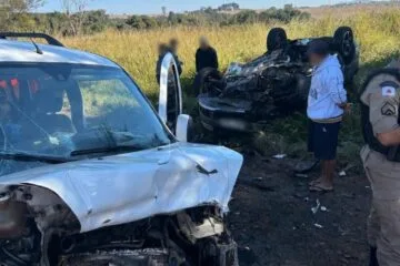 Colisão frontal entre dois carros deixa 11 pessoas feridas na MG-050