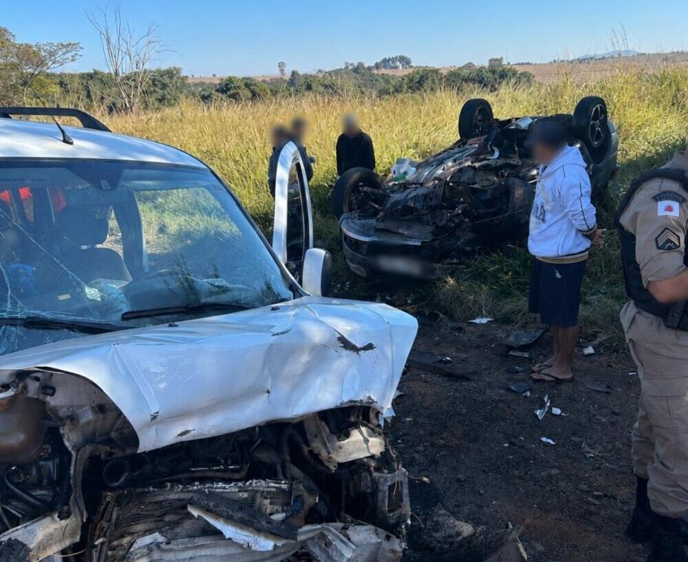 Colisão frontal entre dois carros deixa 11 pessoas feridas na MG-050