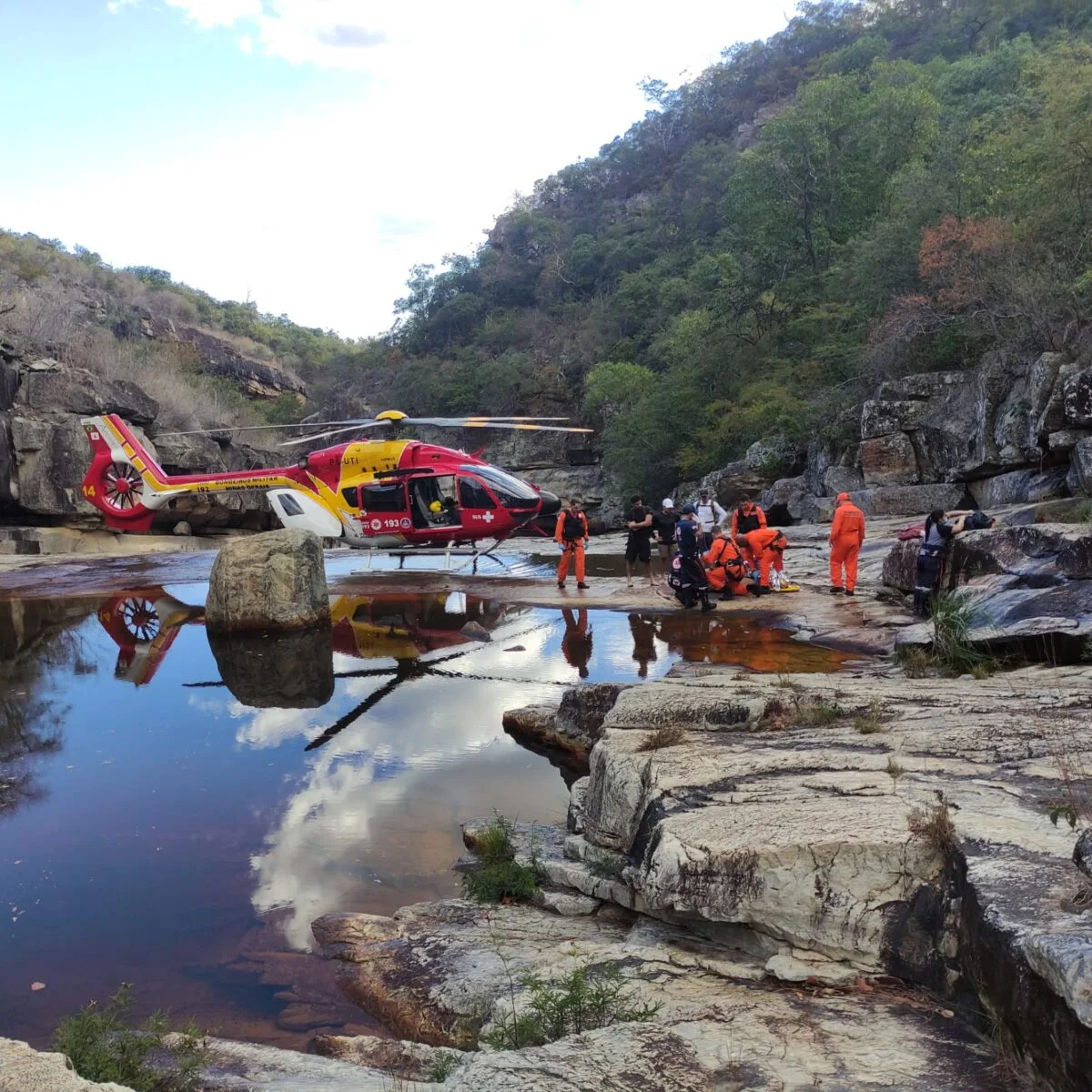 Mulher perde movimento das pernas após queda em cachoeira e é resgatada de helicóptero em Minas Gerais
